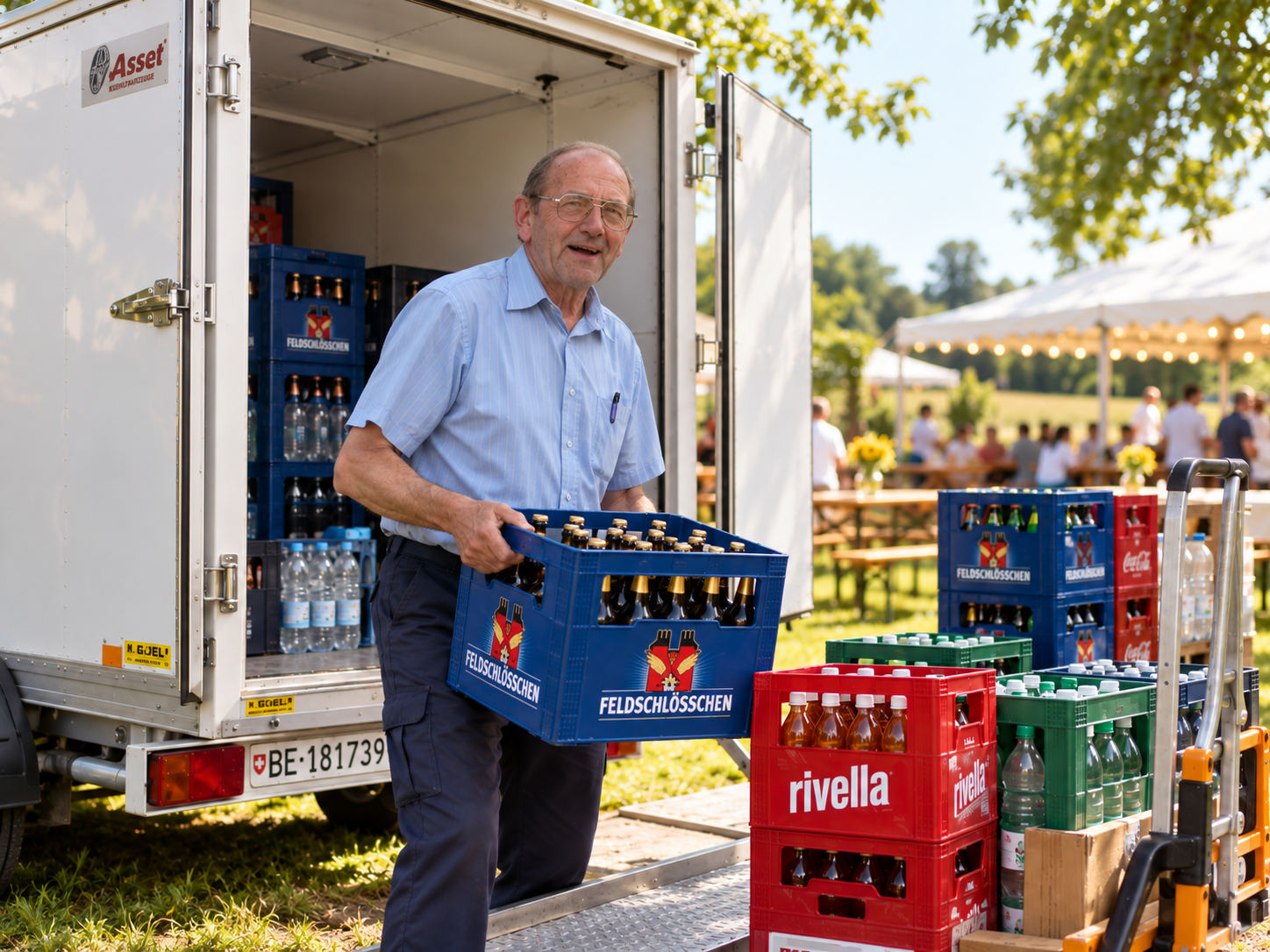 Fritz von Arx beim Lieferservice mit Getränkekisten